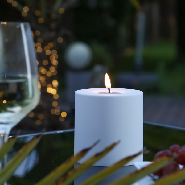 LED Stumpenkerze MIA - Kunststoff - realistische 3D Flamme - H: 10cm, D: 10cm - outdoor - weiß