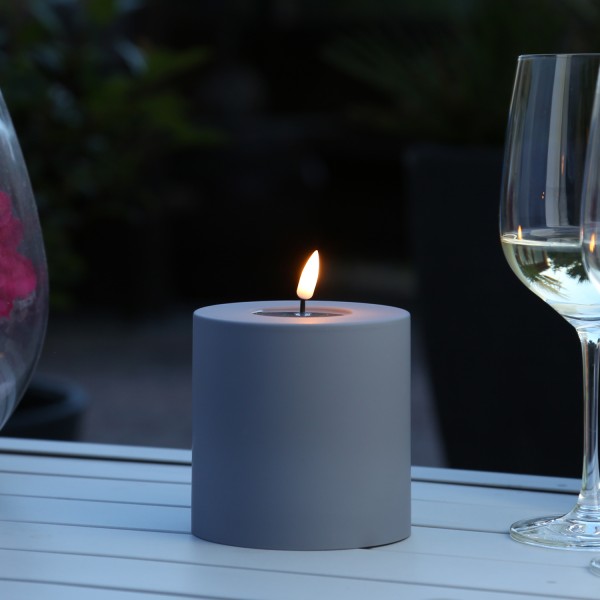 LED Stumpenkerze MIA - Kunststoff - realistische 3D Flamme - H: 10cm - D: 10cm - für Außen - grau