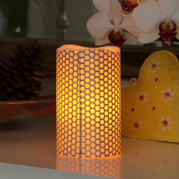 LED Kerze "Honey" - Echtwachs - gelbe LED Flamme - flackernd - D: 7,5cm, H: 12cm - silber/weiß