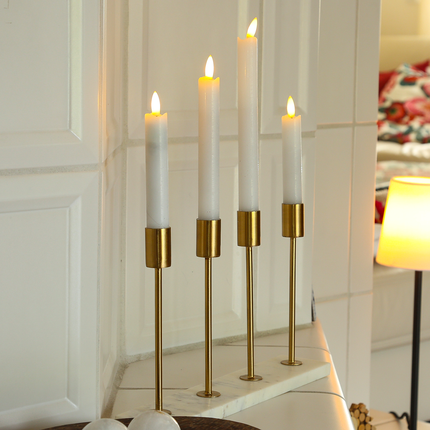 Kerzenhalterungen H: goldfarbene - weiß - 4 Marmorplatte - - Stabkerzenhalter - Kerzenständer 20cm