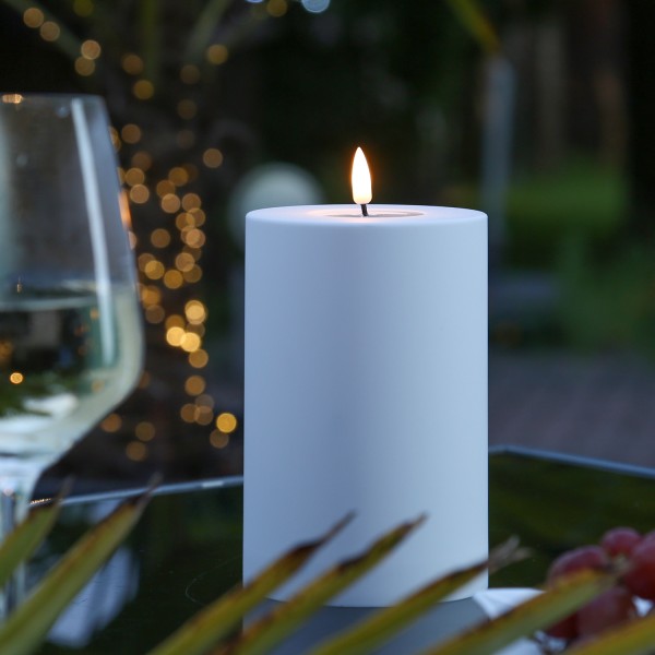 LED Stumpenkerze MIA - Kunststoff - realistische 3D Flamme - H: 15cm, D: 10cm - outdoor - weiß